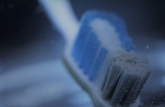 Zalety protezy na implantach