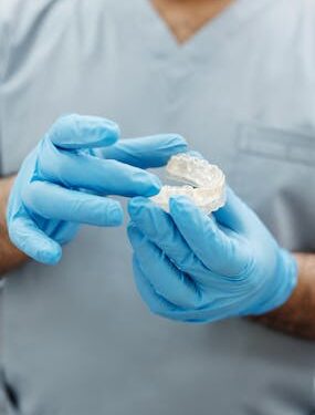 Proteza akronowa, a akrylowa – jakie są różnice?