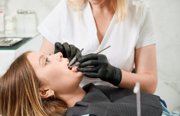 Czym jest zabieg podniesienia dna zatoki szczękowej w chirurgii stomatologicznej?