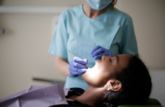 Jakie są najczęstsze mity na temat implantów zębowych?