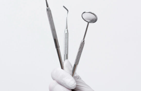 Stan podgorączkowy przy wyrzynaniu zębów stałych – czy to normalne?