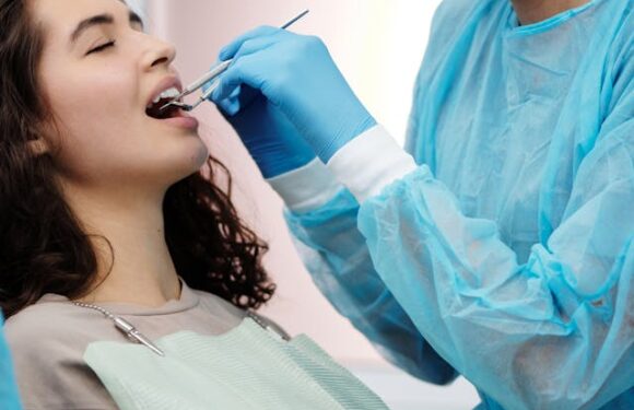 Implanty zębowe, a zabiegi kosmetyczne – czy są przeciwwskazaniem?