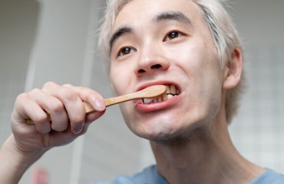 Jak szczotkować zęby z odsłoniętymi szyjkami