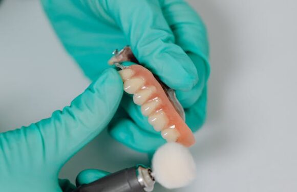 Dla kogo jest proteza All-on-4? Wskazania i przeciwwskazania