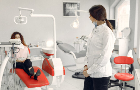 Czy wstawianie implantu zęba boli?