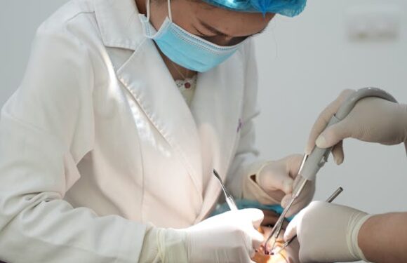 Czy wybielanie nakładkowe działa na przebarwienia po kawie i papierosach?