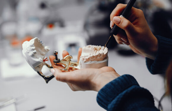 Implanty zębowe, a bramki na lotnisku – czy implanty piszczą?