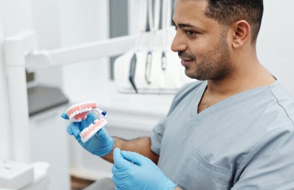 Protezy zębowe na implantach – czym są i komu są polecane?