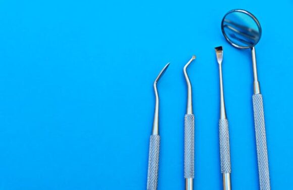 Czy nacięcie ropnia na dziąśle wymaga znieczulenia?