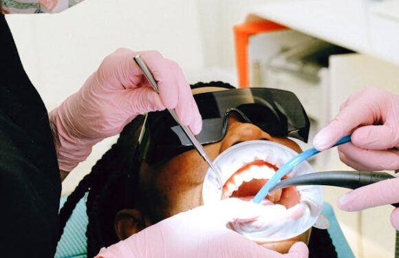 Czym jest piaskowanie zębów i jakie przynosi efekty?