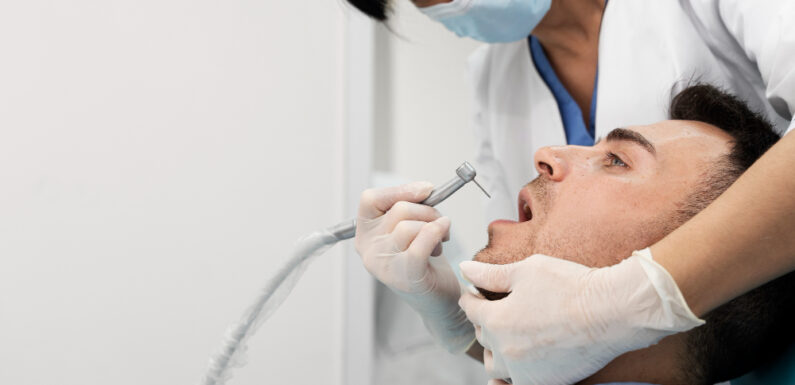 Jak długo goi się dziura po wyrwaniu ósemki?