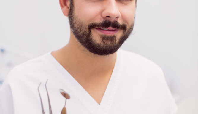 Na czym polega odpowiednia pielęgnacja implantów zębowych?