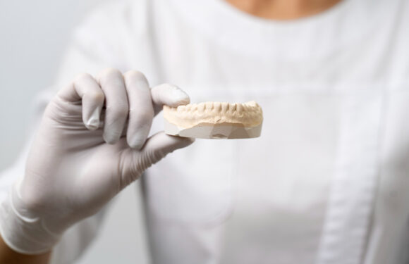 Dla kogo proteza całkowita z kopolimeru będzie najlepszym wyborem?