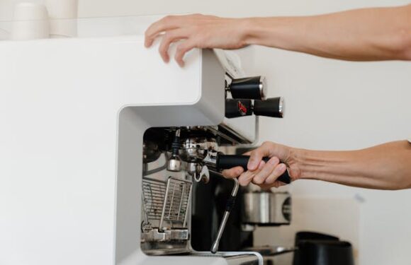Wydajność i precyzja w serwowaniu kawy – ekspresy do kawy przemysłowe i chłodziarka do mleka jako duet idealny dla gastronomii