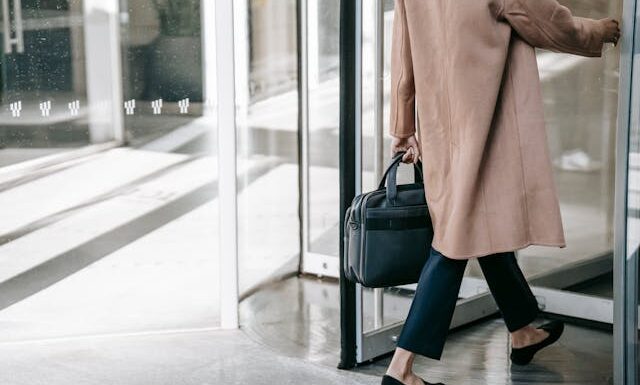 Czym jest śluza drzwiowa i gdzie się ją stosuje?