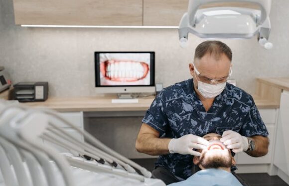 Czy wstawienie plomby w zęba boli?