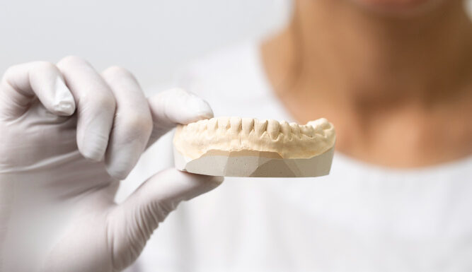 Proteza zębowa całkowita, a częściowa – czym się różnią?