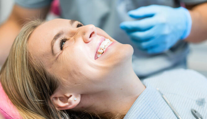 Implanty zębowe cyrkonowe czy tytanowe? Które wybrać?