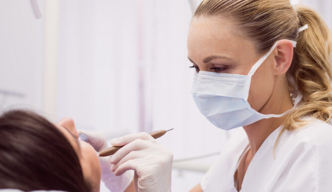 Jakie są różnice między dłutowaniem zęba, a chirurgiczną ekstrakcją?