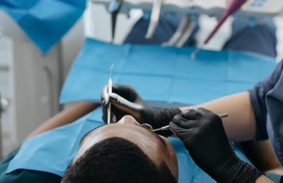 Kiretaż w periodontologii – na czym polega zabieg?