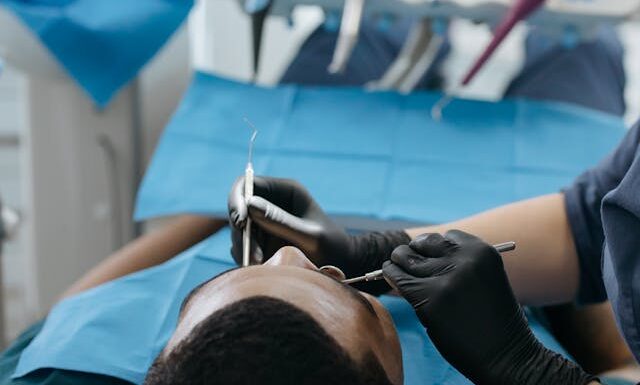 Kiretaż w periodontologii – na czym polega zabieg?