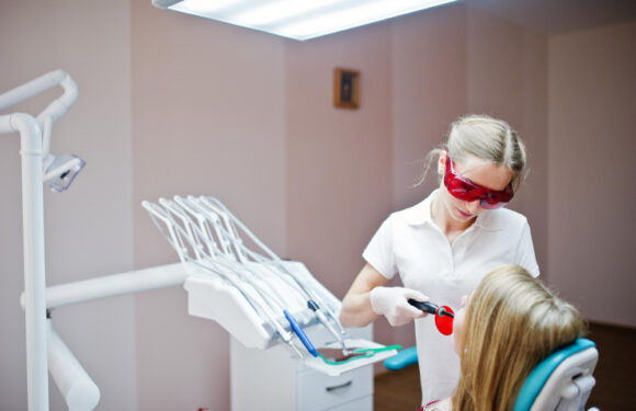 Jakie objawy wskazują na ropień zęba?