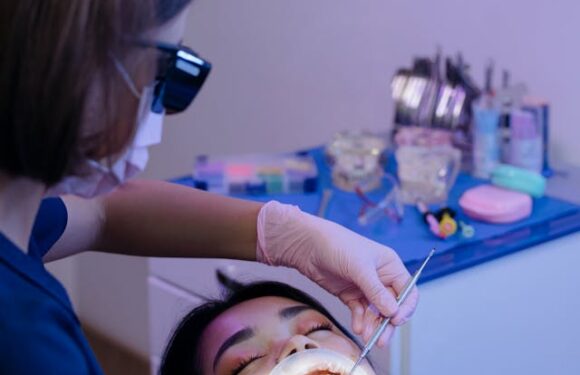 Jakie są główne zalety leczenia kanałowego pod mikroskopem?