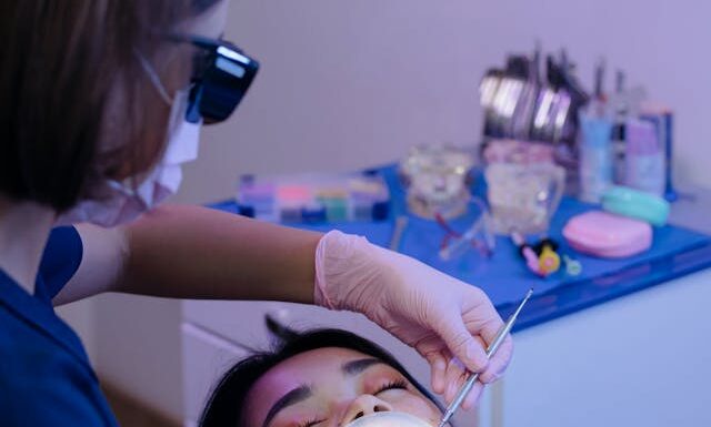 Jakie są główne zalety leczenia kanałowego pod mikroskopem?