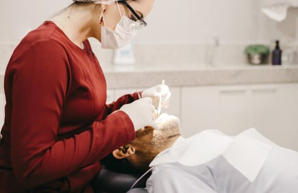 Czym jest odsłanianie zęba zatrzymanego w łuku?