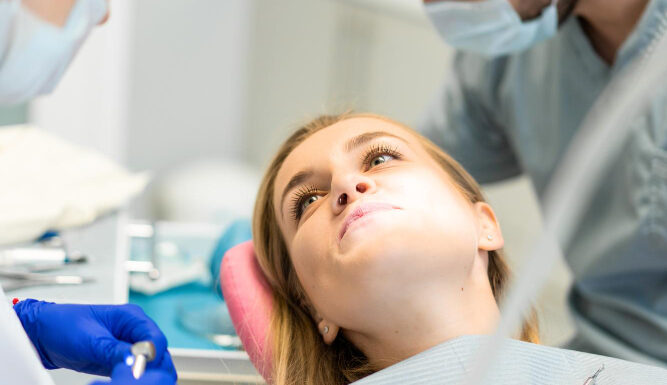 Zabiegi stomatologiczne wspomagające odbudowę szkliwa