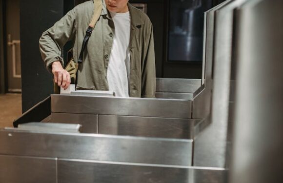 Bramki uchylne jednostronne i dwustronne – czym się różnią?