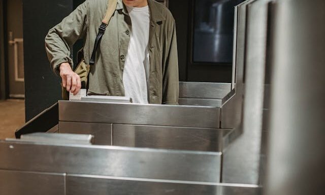 Bramki uchylne jednostronne i dwustronne – czym się różnią?