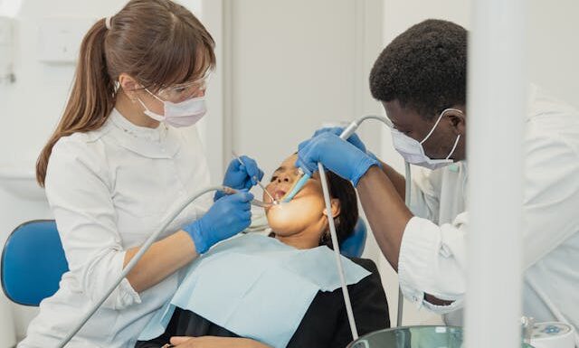 Leczenie paradontozy bez bólu – czy to możliwe?