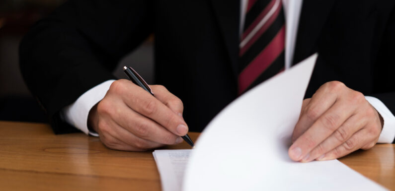 Windykacja należności, a egzekucja komornicza – jakie są różnice?