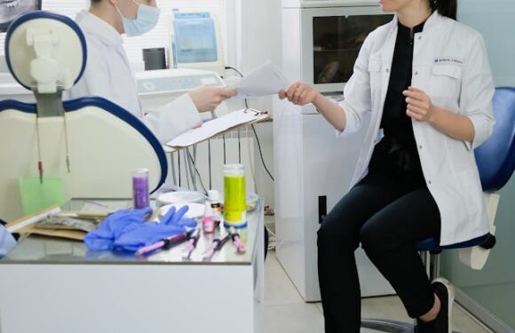 Kiedy konieczne jest podniesienie dna zatoki szczękowej przed implantacją?