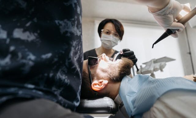 Implanty zębowe, a kontrola bezpieczeństwa – czy jest się czego obawiać?