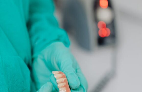 Podścielenie protezy zębowej – na czym polega zabieg?