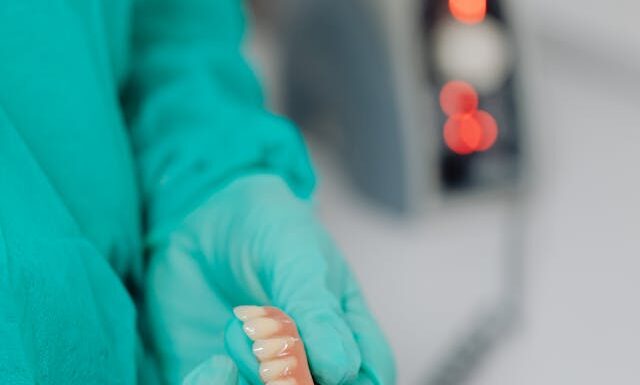 Podścielenie protezy zębowej – na czym polega zabieg?