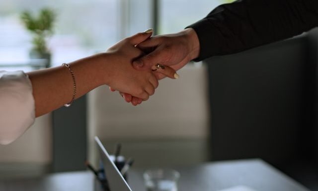Kiedy windykacja polubowna jest lepszym rozwiązaniem niż od razu pozew do sądu?