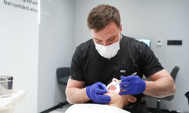 Czy most zębowy na implantach jest na stałe, czy można go zdejmować?