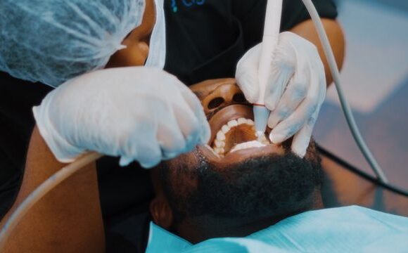 Co zrobić, gdy implant zęba zaczyna boleć po kilku latach?