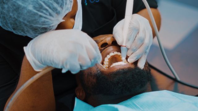 Co zrobić, gdy implant zęba zaczyna boleć po kilku latach?