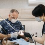 Kiedy periodontolog wykonuje kiretaż?