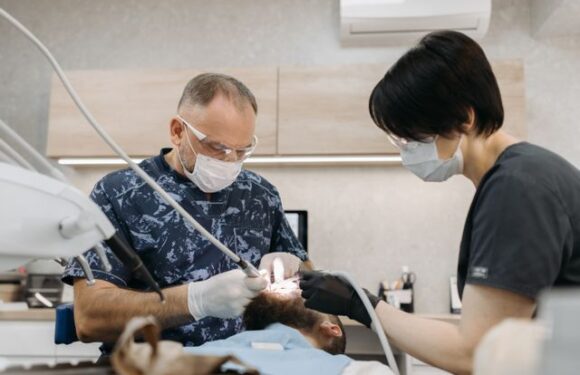 Kiedy periodontolog wykonuje kiretaż?