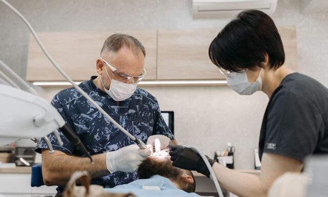 Kiedy periodontolog wykonuje kiretaż?