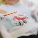 Czy proteza na implantach może zmienić sposób mówienia?