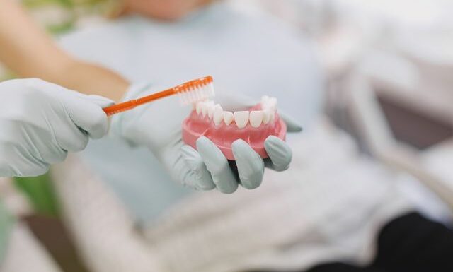 Czy proteza na implantach może zmienić sposób mówienia?